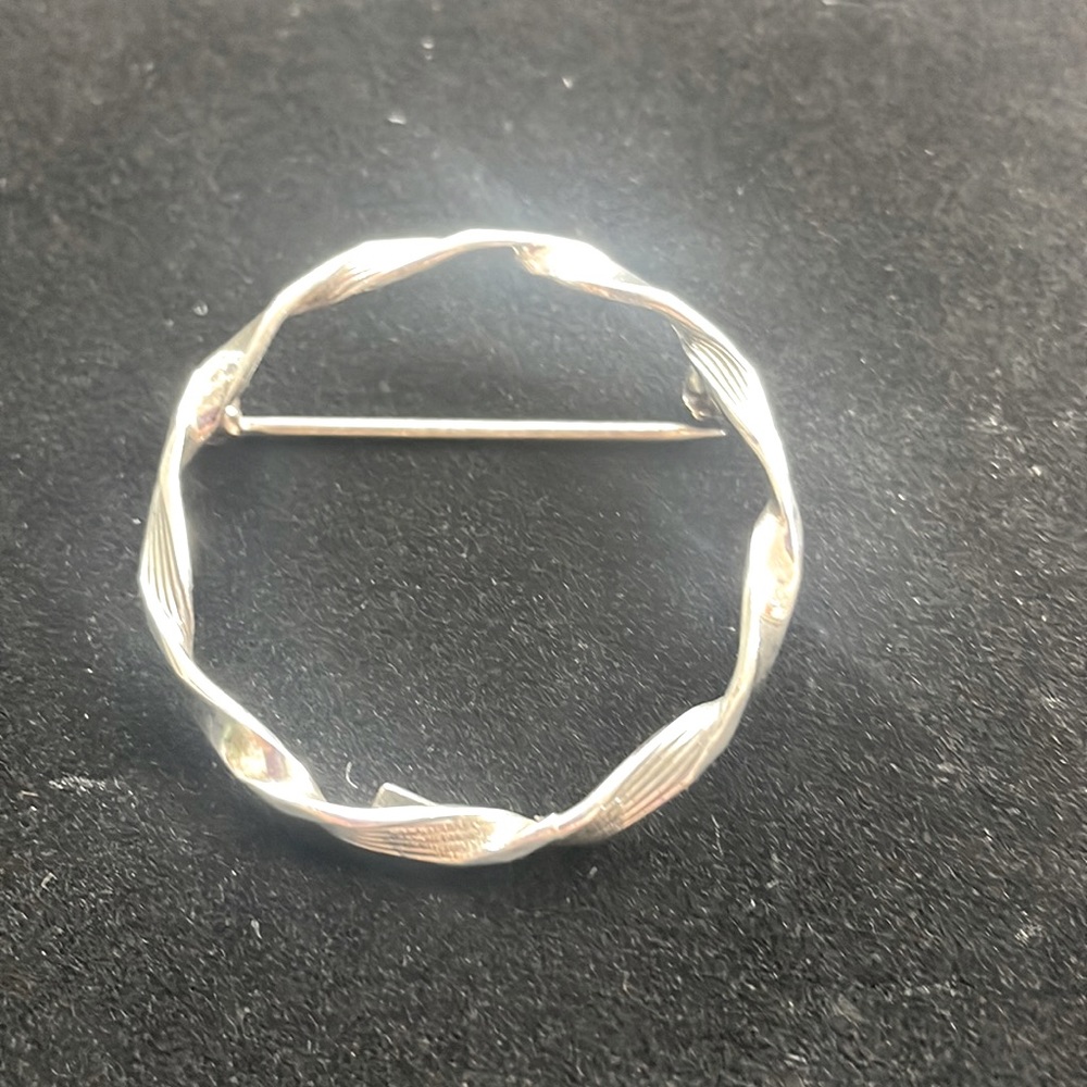 Vintage Sterling silver open round twisted design brooch pin.